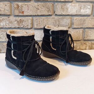 White Mountain Black Suede and Fleece Boots Slip On, Women's Size 6.5